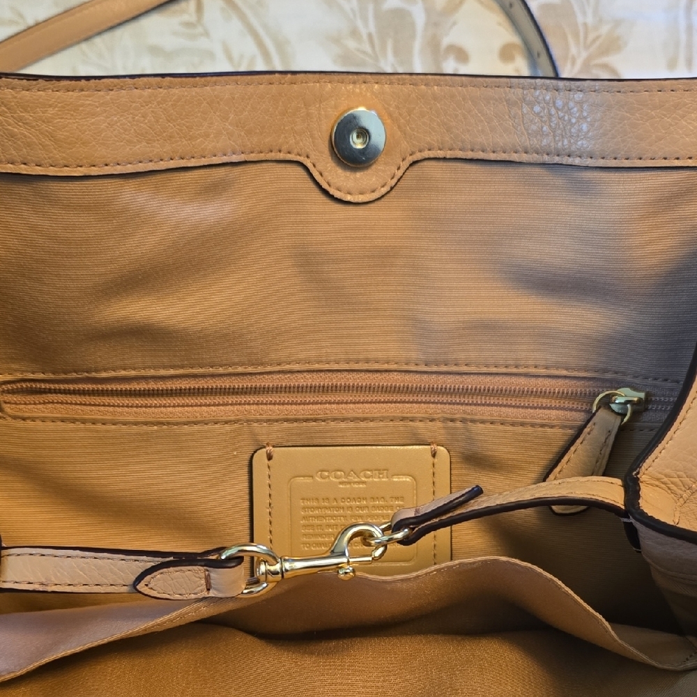Coach Tan Leather Shoulder Bag with Classic Design - Picture 3 of 9